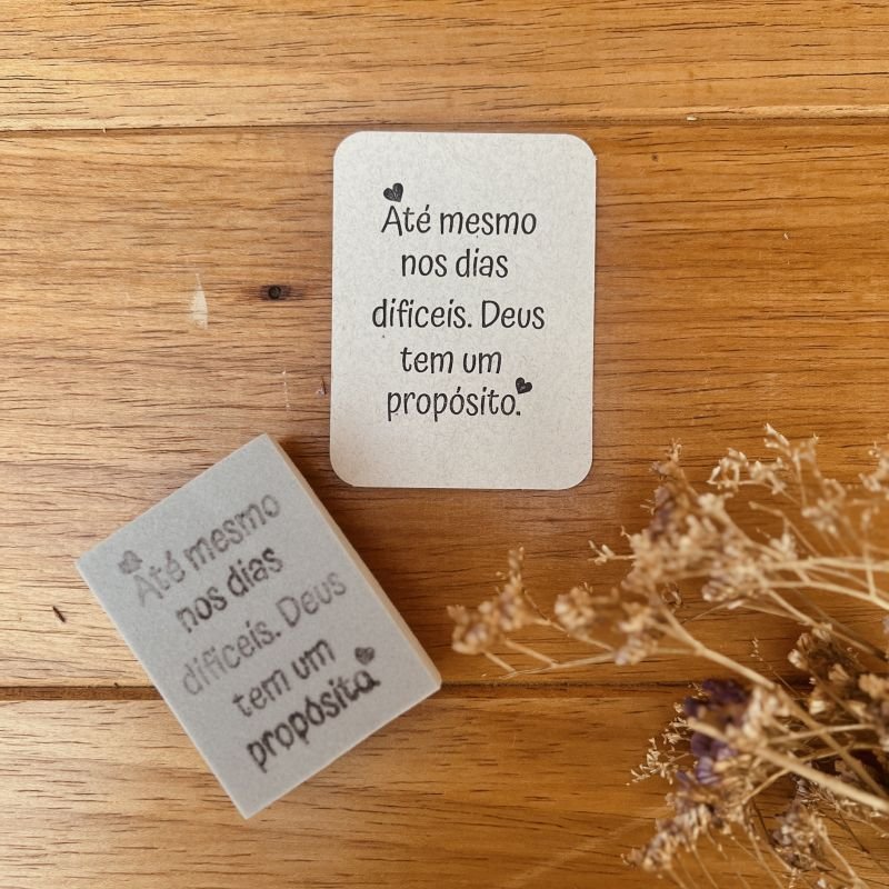 CARIMBO DE FRASE ATÉ MESMO NOS DIAS MAIS DIFÍCIES. DEUS TEM UM PROPÓSITO
