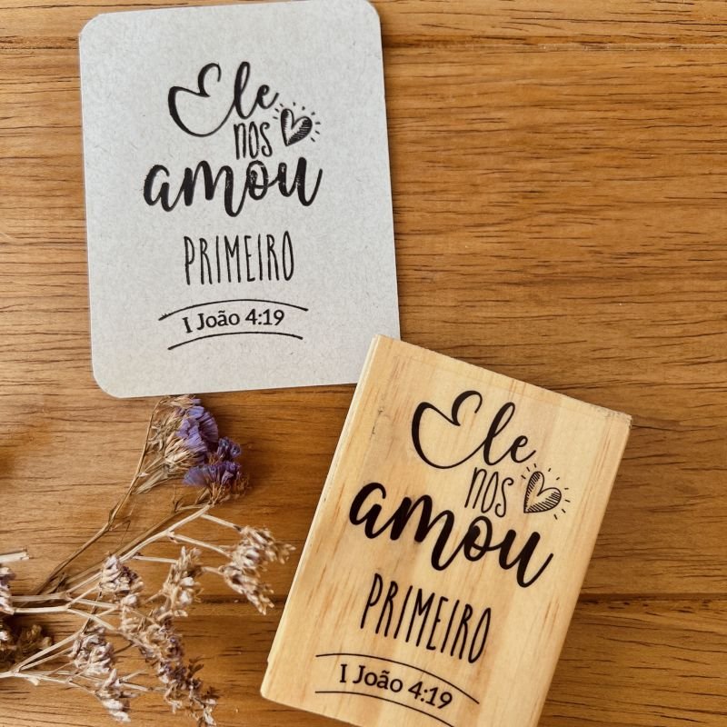 CARIMBO ELE NOS AMOU PRIMEIRO